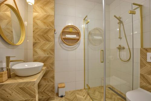 y baño con ducha acristalada y lavamanos. en Apartament Boho en Ustrzyki Dolne