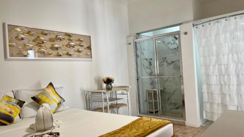 a bedroom with a bed and a glass door at Tu Casita en Aruba in Palm-Eagle Beach
