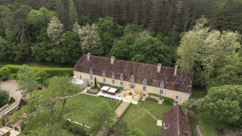 an aerial view of a large house with a yard at Château Forge du Roy in Mauzens-et-Miremont