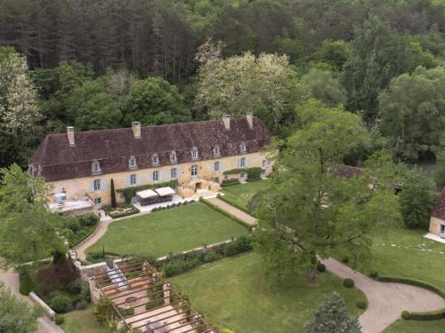 an aerial view of a large house with a yard at Château Forge du Roy in Mauzens-et-Miremont