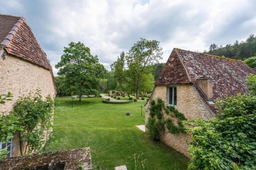 an internal view of the garden of the property at Château Forge du Roy in Mauzens-et-Miremont