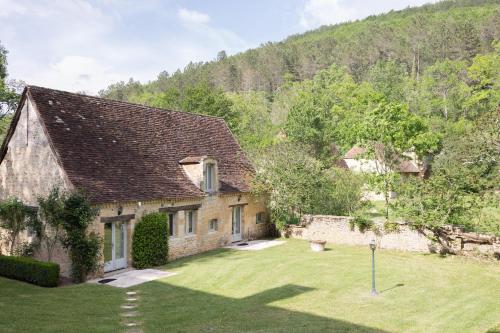 an old stone house with a large yard at Château Forge du Roy in Mauzens-et-Miremont