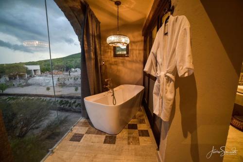 a bathroom with a tub and a large window at Suites Campestres Montebello in Bernal