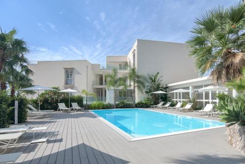 een afbeelding van een villa met zwembad bij Cora Luxury Home in Taormina