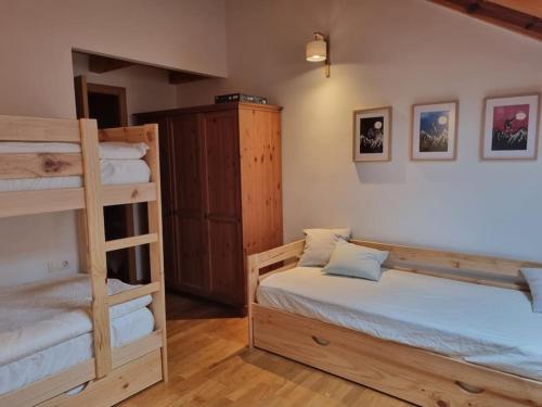 ビリャヌアにあるCasa Biniuのベッドルーム1室(二段ベッド2台、はしご付)