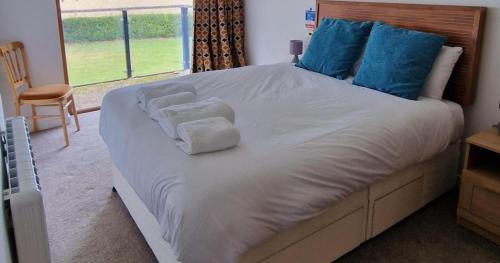 Postel nebo postele na pokoji v ubytování Modern Peaceful Open Plan 1-Bed Apartment Rutland