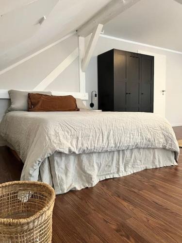- une chambre avec un lit et un panier en osier dans l'établissement Tolles Studio Apartment nähe Leipzig, à Wiedemar