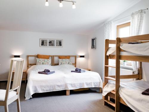 Lübberstorf的住宿－Im Gutshofpark，一间卧室配有两张床和一张双层床。