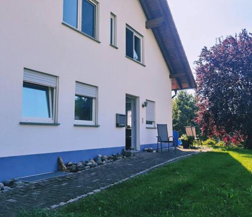 a building with a grass yard next to a house at Ferienwohnung in Hornstein in Bingen