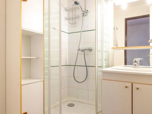 um chuveiro com uma porta de vidro na casa de banho em Appartement Avoriaz, 3 pièces, 6 personnes - FR-1-314-160 em Avoriaz