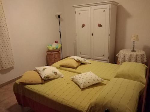 1 dormitorio con 2 camas con almohadas en Appartamento Ginepro, en Capitana