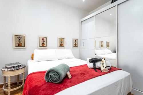 - une chambre avec 2 lits et une couverture rouge dans l'établissement Garden Rio - Facilidade e Tranquilidade!, à Rio de Janeiro