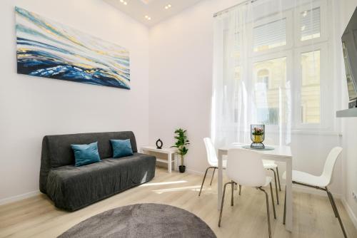 - un salon avec un canapé et une table dans l'établissement VISEGRADI40 quality apartments, à Budapest