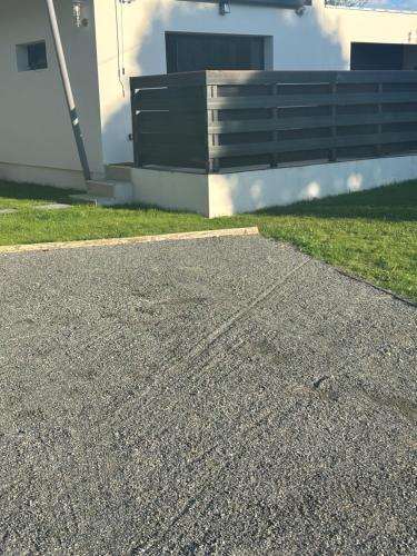 una panchina seduta sul lato di una casa di Dépendance région bordelaise a Saint-Loubès