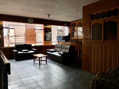 ein Wohnzimmer mit 2 Sofas und einem Tisch in der Unterkunft Hotel Robin in Chota
