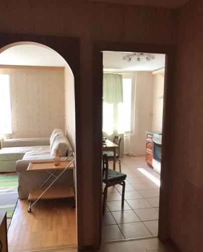 um quarto com uma cama e um quarto com um espelho em Makij apartment for night 5 em Narva
