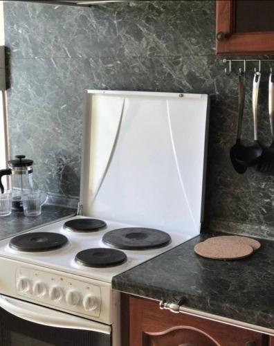 uma placa de fogão branca na cozinha em Makij apartment for night 5 em Narva