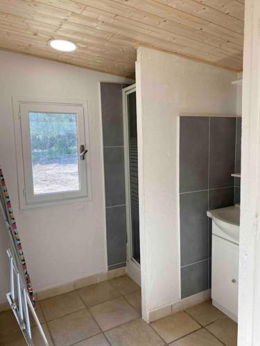 une chambre vide avec une fenêtre et une salle de bains dans l'établissement Grand chalet d’été avec piscine, à Bonifacio