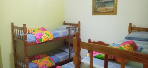 a room with two bunk beds in a room at Pousada Ribeirinha in Aparecida