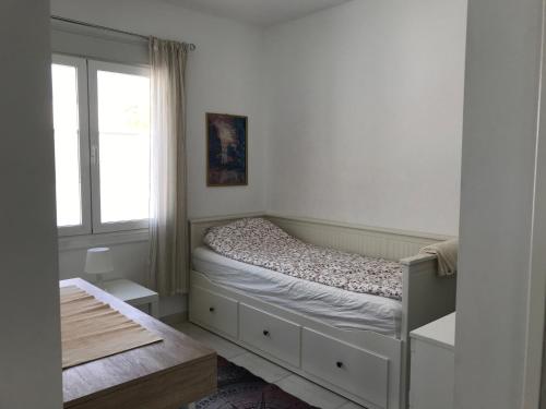 - une petite chambre avec un lit et une fenêtre dans l'établissement Casa Alta - villa med privat svømmebasseng, à Ciudad Quesada