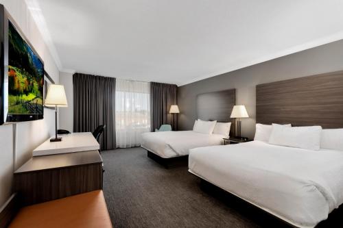 Tempat tidur dalam kamar di The Atlas° Hotel