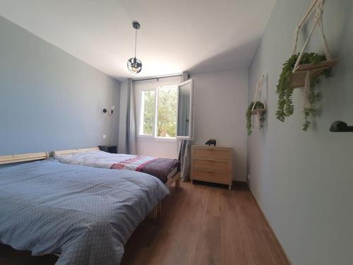une chambre avec un lit, une commode et une fenêtre dans l'établissement Charmante maison avec piscine, à La Baume-de-Transit