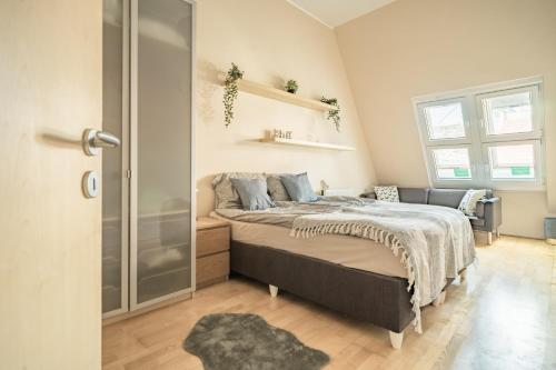 una camera con letto e cabina doccia di Central Apartment at Gozsdu Court, 60 sqm, 2 Rooms with 2 AC, Elevators, Kitchen a Budapest