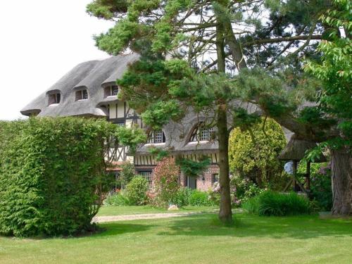 Cette grande maison est dotée d'un toit de chaume. dans l'établissement Les Hauts d'Etretat, à Bordeaux-Saint-Clair