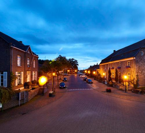 ulica w nocy z samochodami zaparkowanymi na ulicy w obiekcie Klein Veers w mieście Kessel