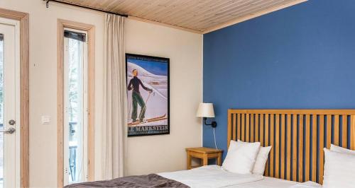1 dormitorio con 1 cama y una pintura en la pared en Enjoy MTB downhill, XC, hiking and SPA in Åre 21st to 27th of September, en Åre