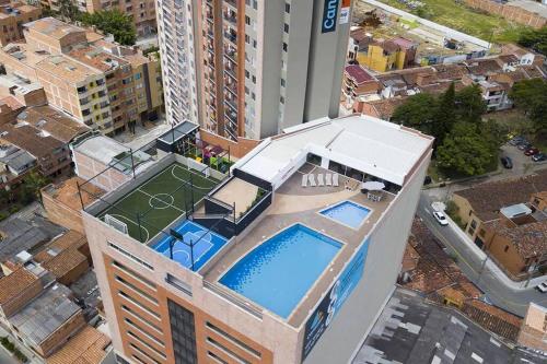 - une vue sur un bâtiment avec piscine dans l'établissement Grafiti Love, à Sabaneta