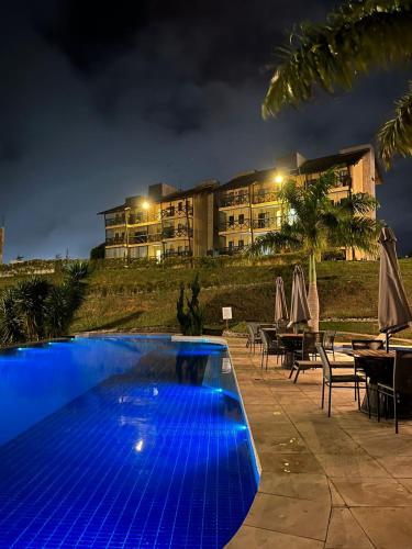uma grande piscina azul em frente a um edifício em Apbananeiras - Condomínio Sonhos da Serra em Bananeiras