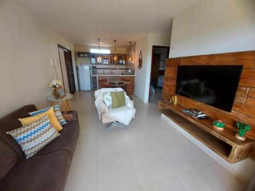 a living room with a couch and a flat screen tv at Apbananeiras - Condomínio Sonhos da Serra in Bananeiras