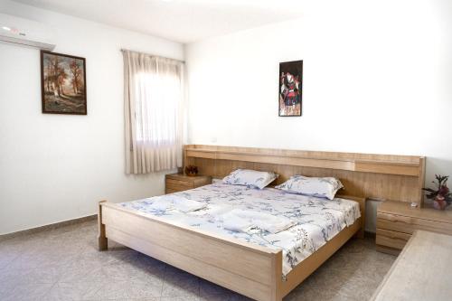 Tempat tidur dalam kamar di City Center Two Private Bedrooms near Scanderbeg Square on Shared Apartment