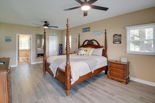 - une chambre avec un lit et un ventilateur de plafond dans l'établissement Waterfront Hot Springs Home 19 Mi to Natl Park!, à Hot Springs