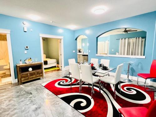 - un salon avec une table à manger et un tapis rouge dans l'établissement AB5bed Spacious 5BR Home garage parking/sleeps16/Wifi, à Edmonton