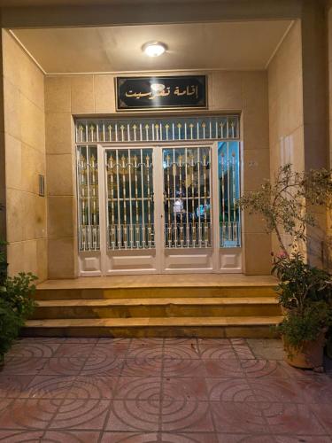 una entrada a un edificio con una puerta de metal en Appartement spacieux et agréable en Tánger