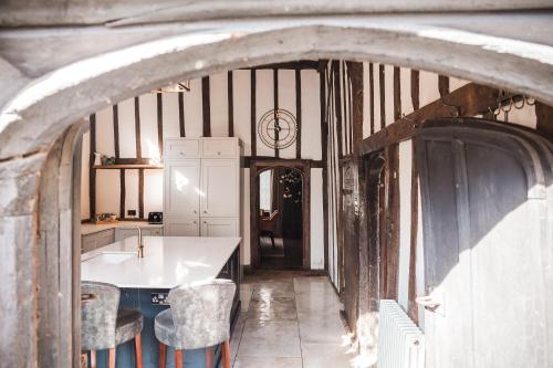 una cucina con tavolo e sedie in una stanza di Taylour House - Edenbridge a Kent