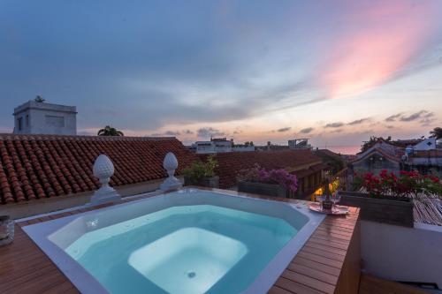 uma banheira sentada no topo de um telhado em Al Alma Apart-Suites em Cartagena das Índias