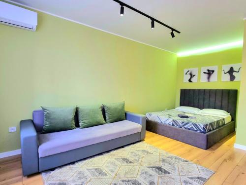 - un salon avec un canapé et un lit dans l'établissement Jenis III, à Kökşetaw