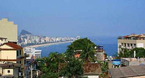 widok na miasto z oceanem i budynkami w obiekcie Apêzinho Vidigal - RJ w mieście Rio de Janeiro