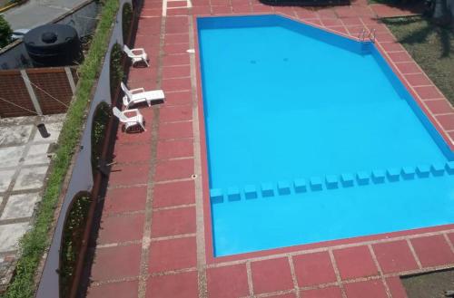 una vista sul tetto di una piscina con acqua blu di Gran Santiago Plaza a Santiago Tuxtla