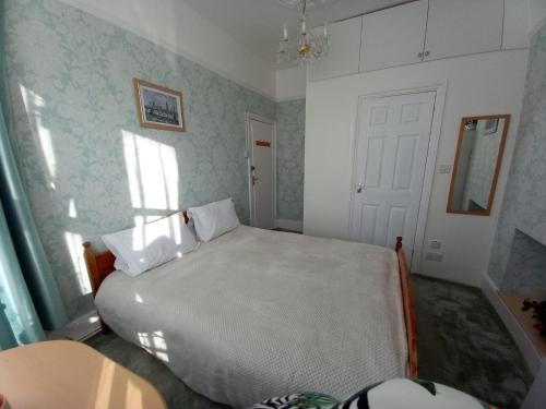 Ein Bett oder Betten in einem Zimmer der Unterkunft Mari London room for holiday