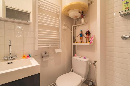 une petite salle de bain avec toilettes et lavabo dans l'établissement ExploreReims- Hollywood glamour proche gare/centre, à Reims