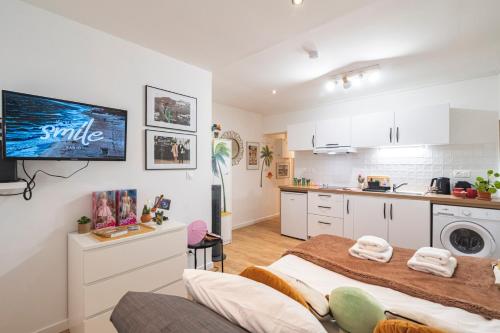 Il comprend une cuisine et un salon avec un évier. dans l'établissement ExploreReims- Hollywood glamour proche gare/centre, à Reims