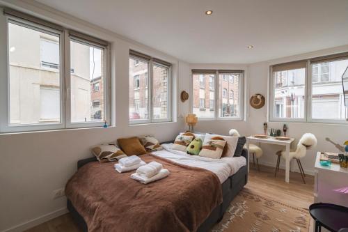 - une chambre avec un grand lit dans une pièce dotée de fenêtres dans l'établissement ExploreReims- Hollywood glamour proche gare/centre, à Reims