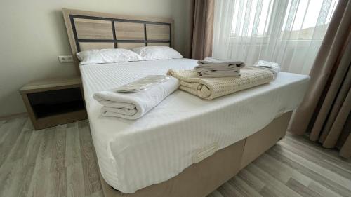 a bedroom with a bed with towels on it at Ayyıldız Pansiyon Apart in Degirmen