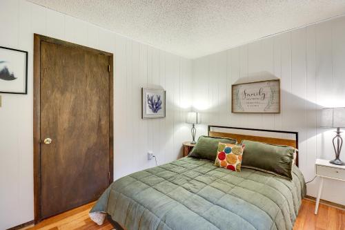 1 dormitorio con 1 cama y puerta de madera en Pocono Petes Mountain Chalet with Hot Tub and Deck! en Albrightsville
