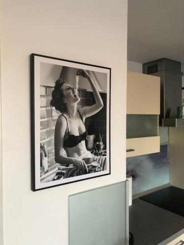 ein Bild einer Frau in einer Küche an einer Wand in der Unterkunft Central Hub Kassel City in Kassel