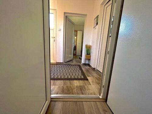 einen Flur mit einer Tür, die zu einem Zimmer mit Flur führt in der Unterkunft Apartman "Lola" in Pirot